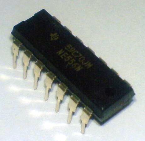 Composant NE556 (version double du NE555)